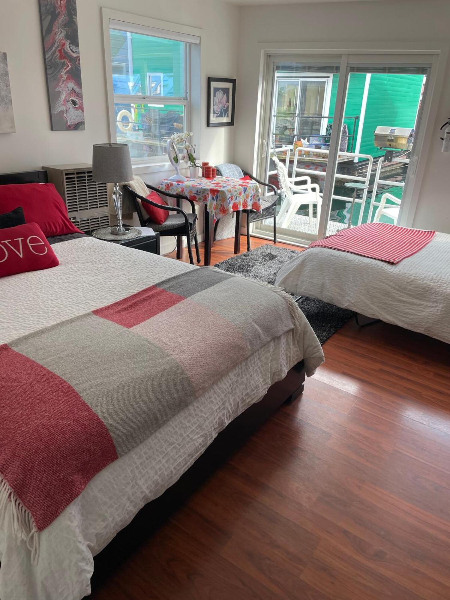A Float Home B&B In Fisherman'S Wharf Victoria Bagian luar foto