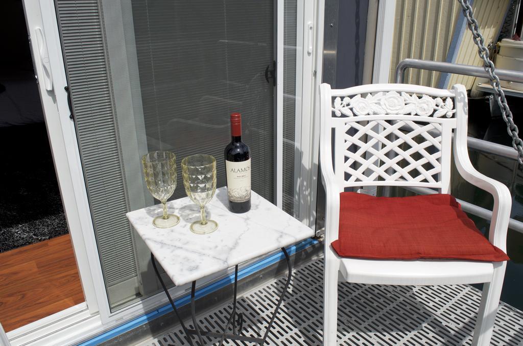 A Float Home B&B In Fisherman'S Wharf Victoria Bagian luar foto