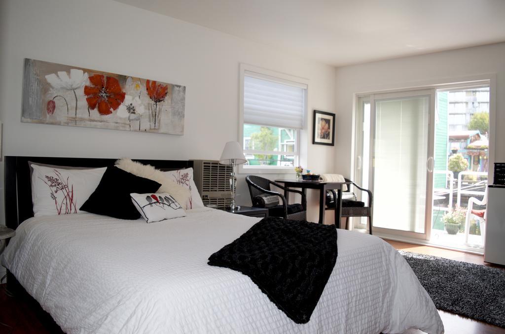 A Float Home B&B In Fisherman'S Wharf Victoria Bagian luar foto