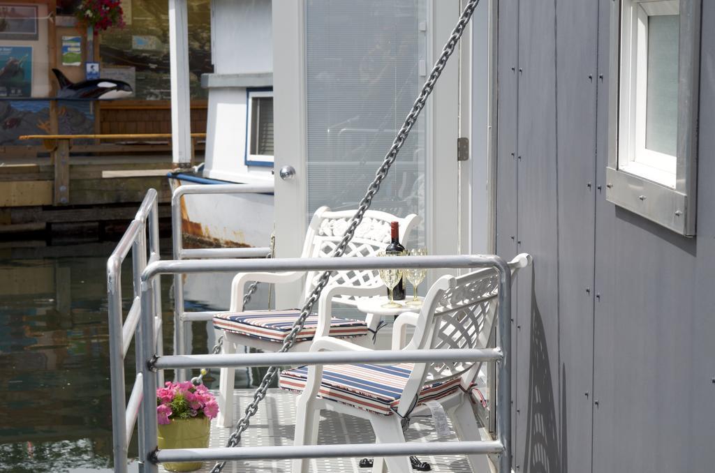 A Float Home B&B In Fisherman'S Wharf Victoria Bagian luar foto