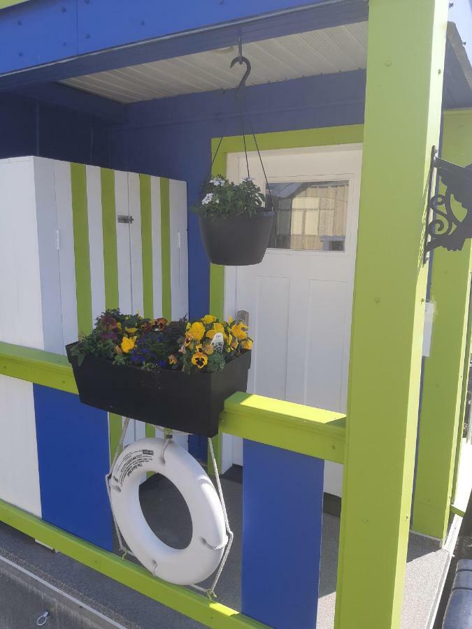 A Float Home B&B In Fisherman'S Wharf Victoria Bagian luar foto