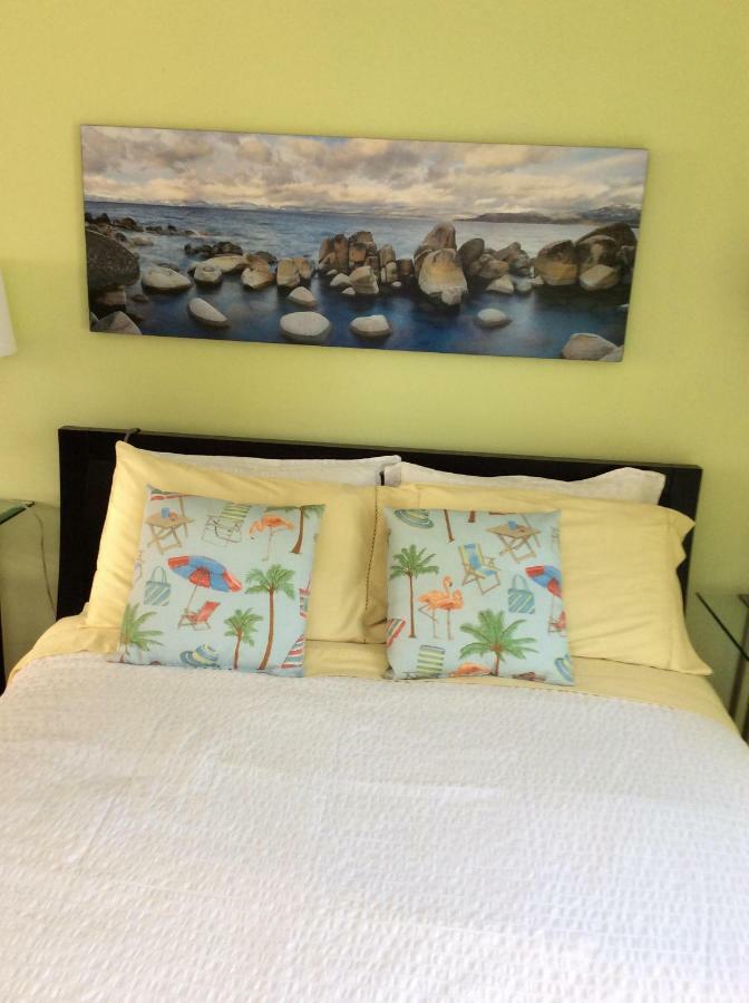 A Float Home B&B In Fisherman'S Wharf Victoria Bagian luar foto