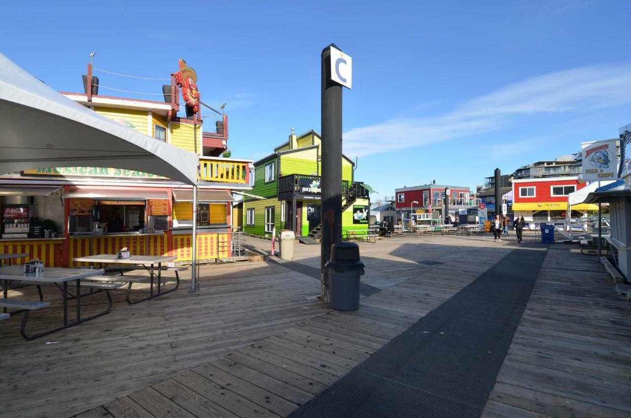 A Float Home B&B In Fisherman'S Wharf Victoria Bagian luar foto