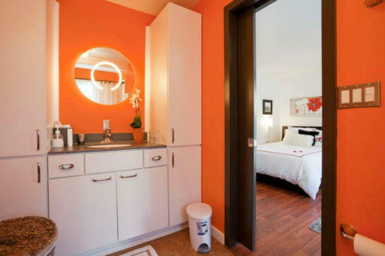 A Float Home B&B In Fisherman'S Wharf Victoria Bagian luar foto