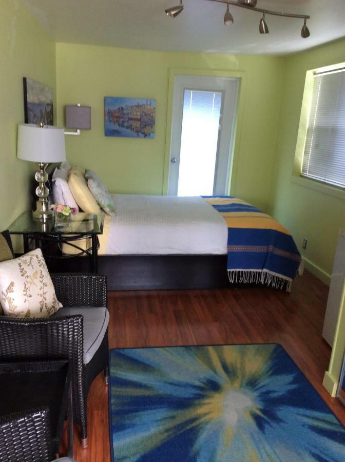A Float Home B&B In Fisherman'S Wharf Victoria Bagian luar foto