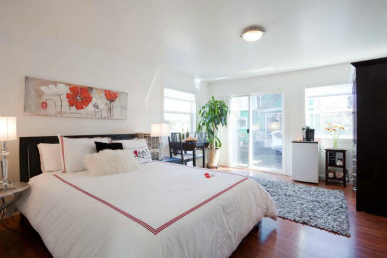A Float Home B&B In Fisherman'S Wharf Victoria Bagian luar foto